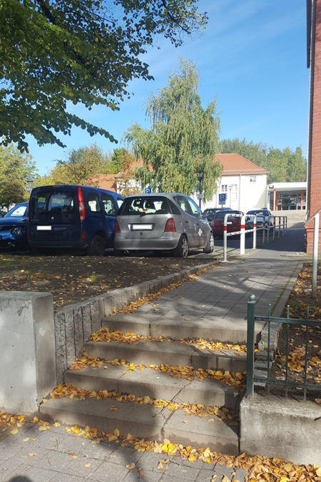 Ein Handlauf an den Stufen Richtung Grundschule/Dreifeldhalle soll Stürze zukünftig verhindern. Foto: Kübler